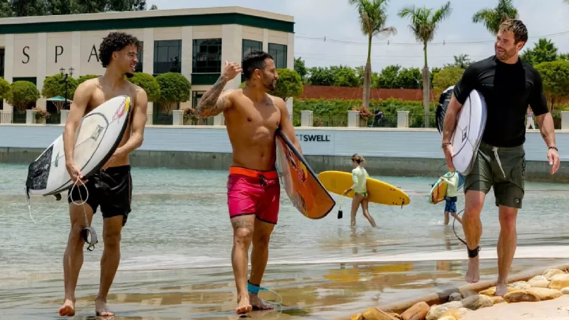 Uol: Italo Ferreira convidou Chris Hemsworth para surfar na piscina de ondas do Boa Vista Village Surf Club
